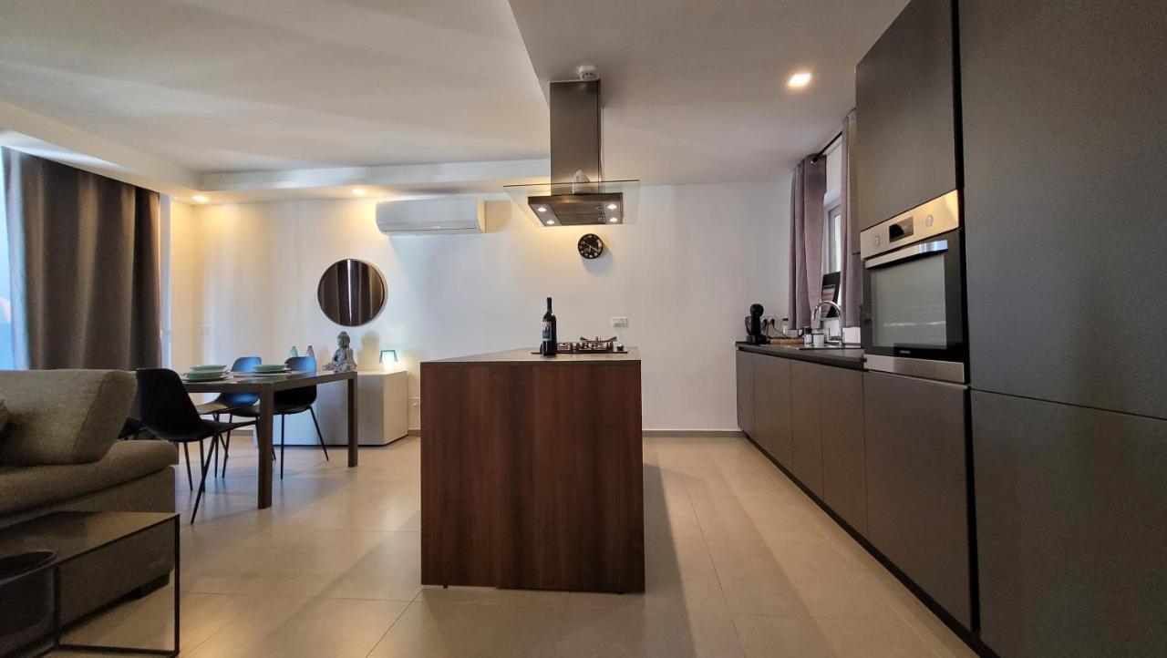 Stylish - Modern - Large Terrace - 2 Bed - 200 M From Sea - Fully Air Con Διαμέρισμα Σεντ Πόλς Μπέι Εξωτερικό φωτογραφία