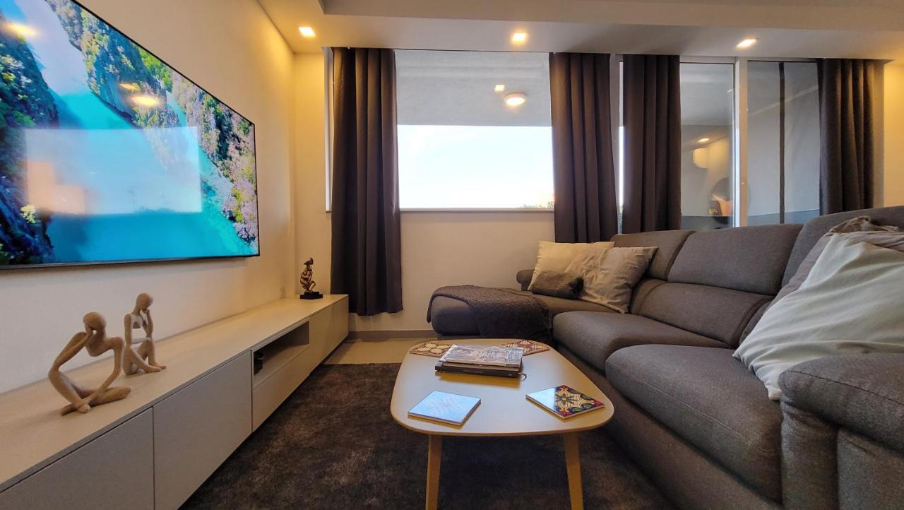 Stylish - Modern - Large Terrace - 2 Bed - 200 M From Sea - Fully Air Con Διαμέρισμα Σεντ Πόλς Μπέι Εξωτερικό φωτογραφία