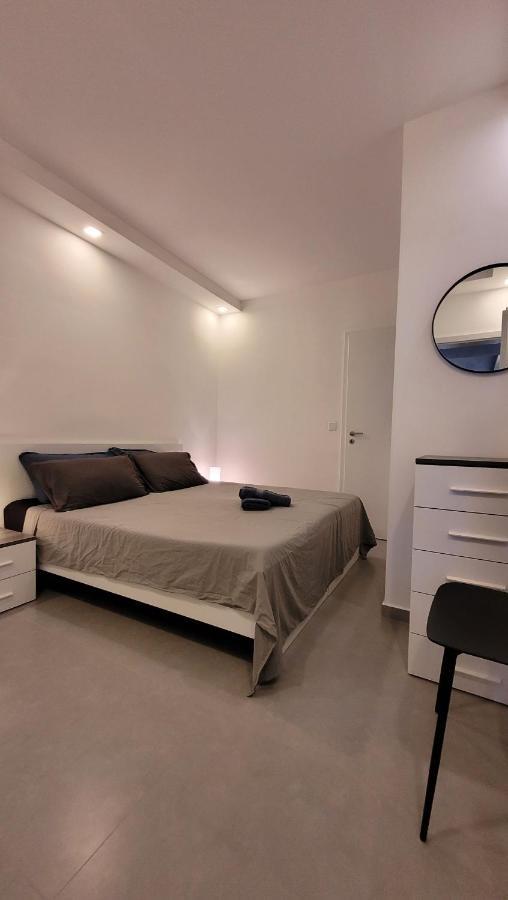 Stylish - Modern - Large Terrace - 2 Bed - 200 M From Sea - Fully Air Con Διαμέρισμα Σεντ Πόλς Μπέι Εξωτερικό φωτογραφία