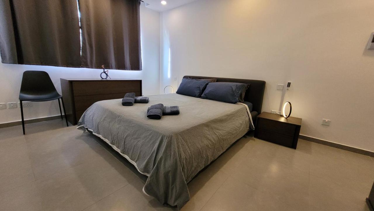 Stylish - Modern - Large Terrace - 2 Bed - 200 M From Sea - Fully Air Con Διαμέρισμα Σεντ Πόλς Μπέι Εξωτερικό φωτογραφία