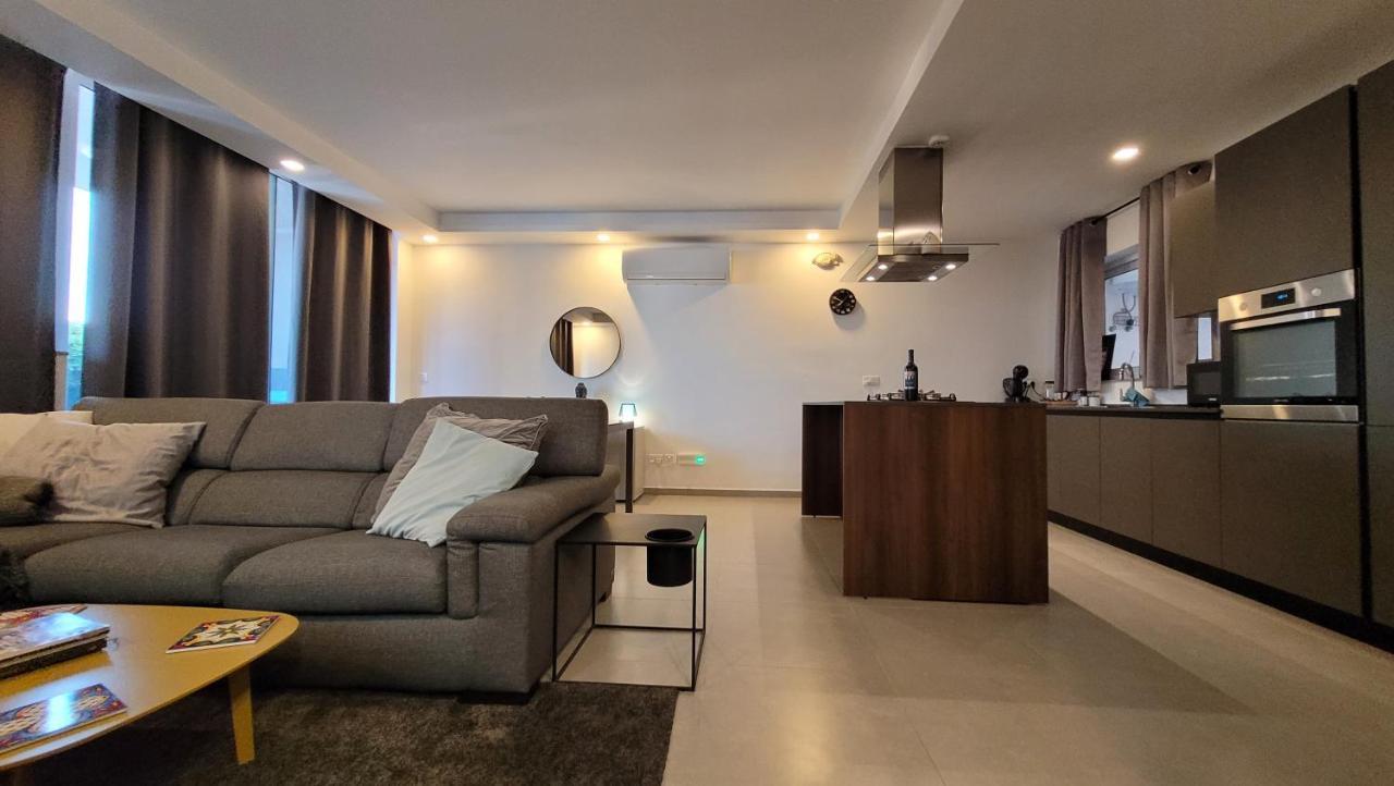 Stylish - Modern - Large Terrace - 2 Bed - 200 M From Sea - Fully Air Con Διαμέρισμα Σεντ Πόλς Μπέι Εξωτερικό φωτογραφία